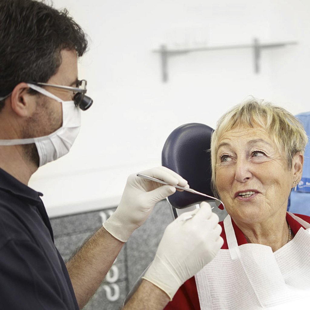 Zahnarzt Dr. Peer Pohl in Bergisch Gladbach Behandlung ältere Patientin
